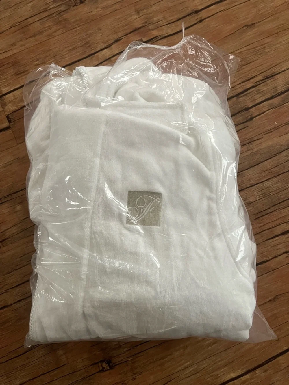 Fairmont Gold Luxury Bathrobe - Picture 9 of 9